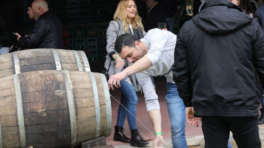 Un hombre echando un culete de una pipa de sidra durante una espicha, en una imagen de archivo. | Ángel González