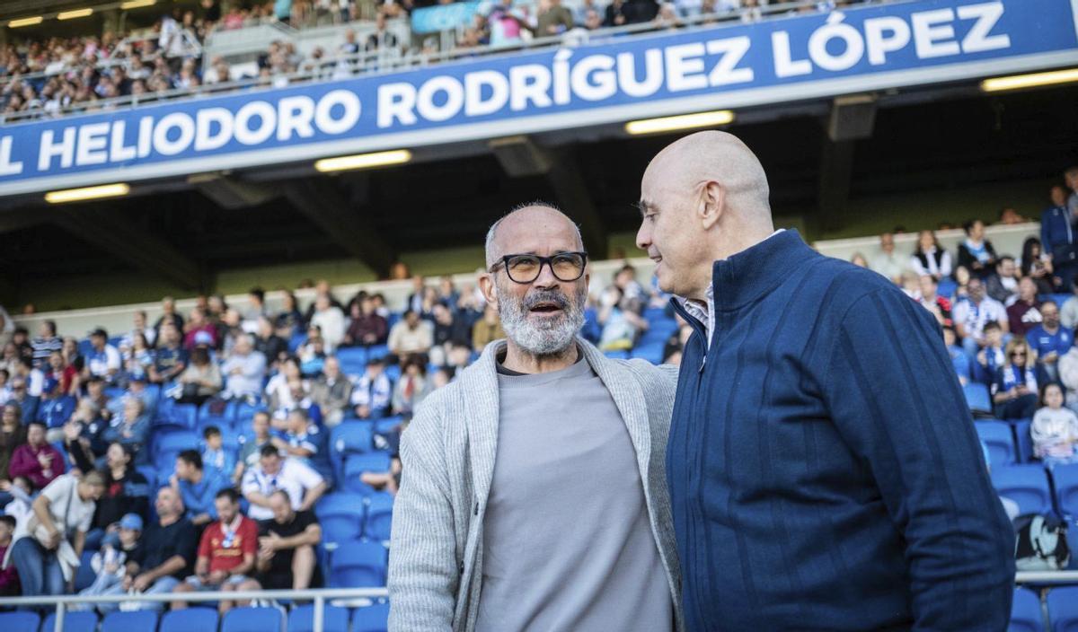 Álvaro Cervera saluda a Juanvi Peinado antes del comienzo del partido.