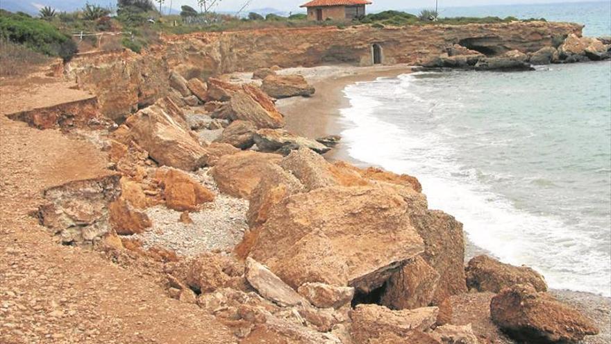 Un gran derrumbe acaba con la playa nudista de Sòl de Riu de Vinaròs