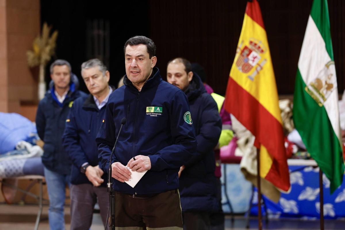 Juanma Moreno durante una rueda de prensa en la caseta municipal de Adamuz, en los días posteriores a la tragedia ferroviaria.