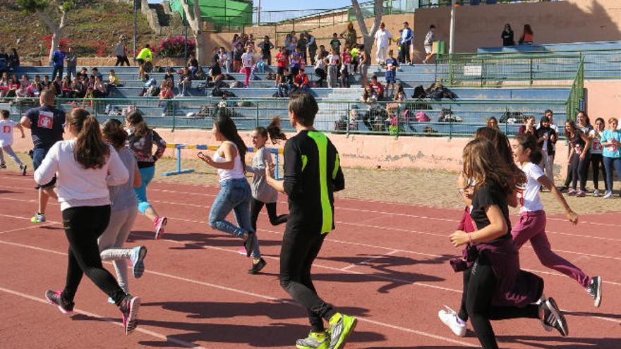 Carrera solidaria de escolares en Santa Lucía