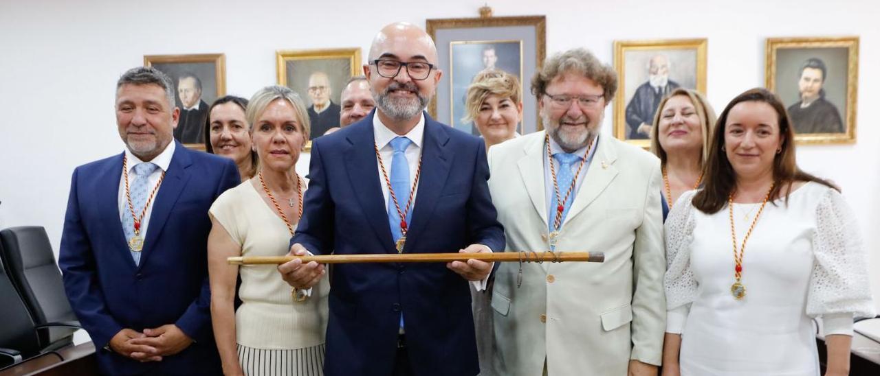 El alcalde, Vicent Roig, con el bastón de mando y, a su izquierda, Neus Bonet junto al resto del equipo de gobierno del PP. | J. A. RIERA