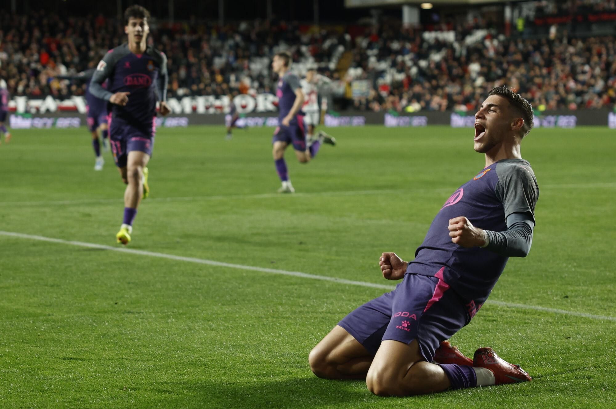 MADRID, 04/04/2025.- El delantero del Espanyol Roberto Fernández celebra tras anotar el segundo gol del equipo este viernes, durante el partido de la jornada 30 de LaLiga EA Sports, entre el Rayo Vallecano y el RCD Espanyol, en el estadio de Vallecas, en Madrid. EFE/ Juanjo Martín