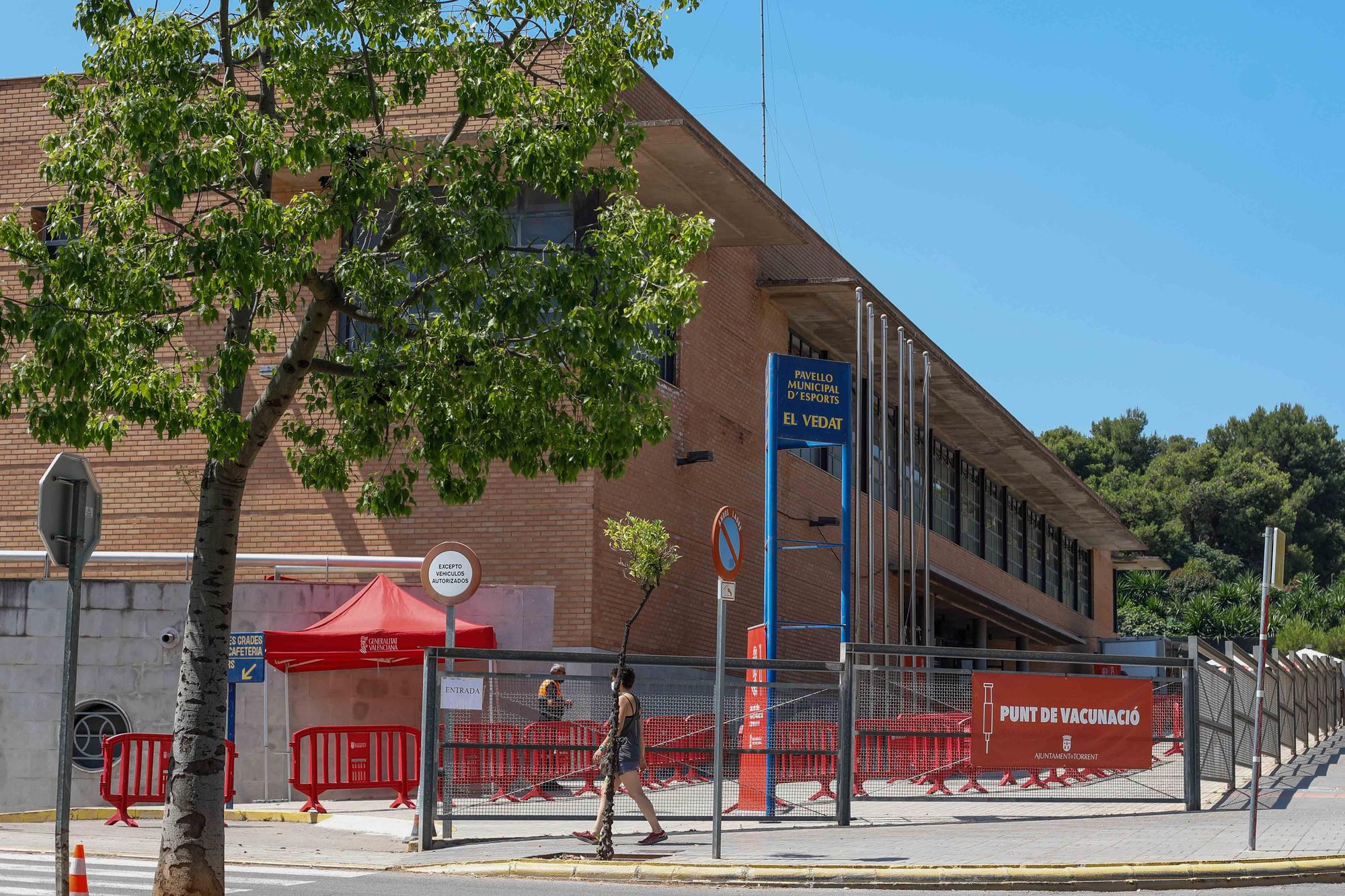 Vacunación de treintañeros en el pabellón municipal de El Vedat, en Torrent