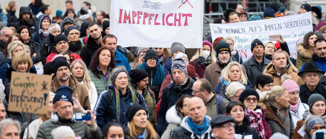 Protesta en Viena el pasado día 15 tras la decisión de Austria de confinar a los no vacunados. | GEORG HOCHMUTH / E.P.