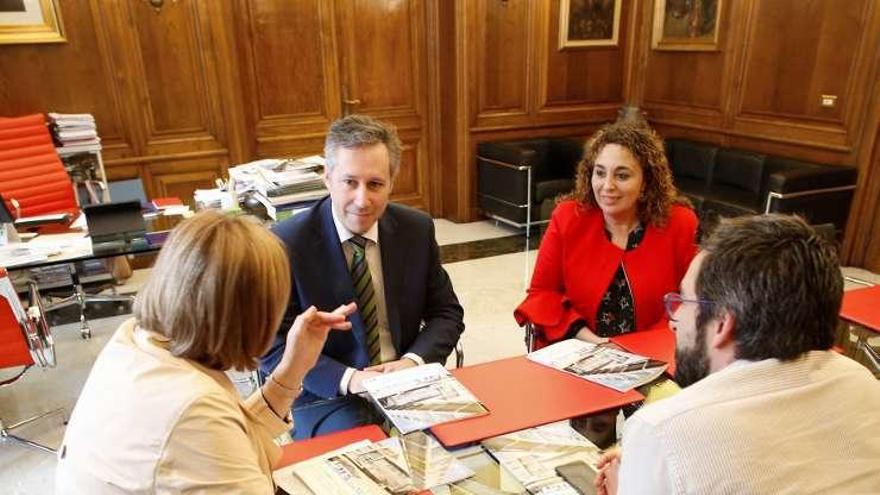 Los representantes de Quantobit, ayer, en la Alcaldía.