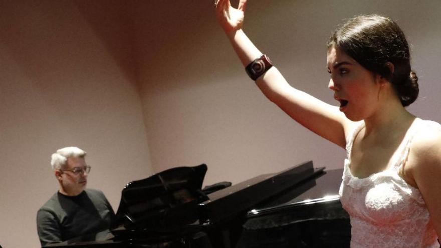 David Menéndez, al piano, con Teresa Rodríguez en plena clase de canto, ayer, en el conservatorio avilesino.  | MARA VILLAMUZA
