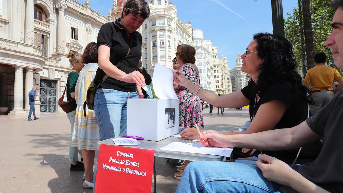 La líder de Podem, Pilar Lima, vota a la plaça de l’Ajuntament