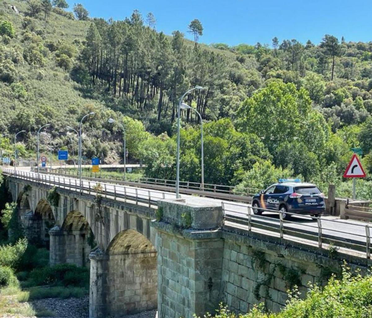 Coche policial en el puente internacional del sobre el río Manzanas. | Ch. S.