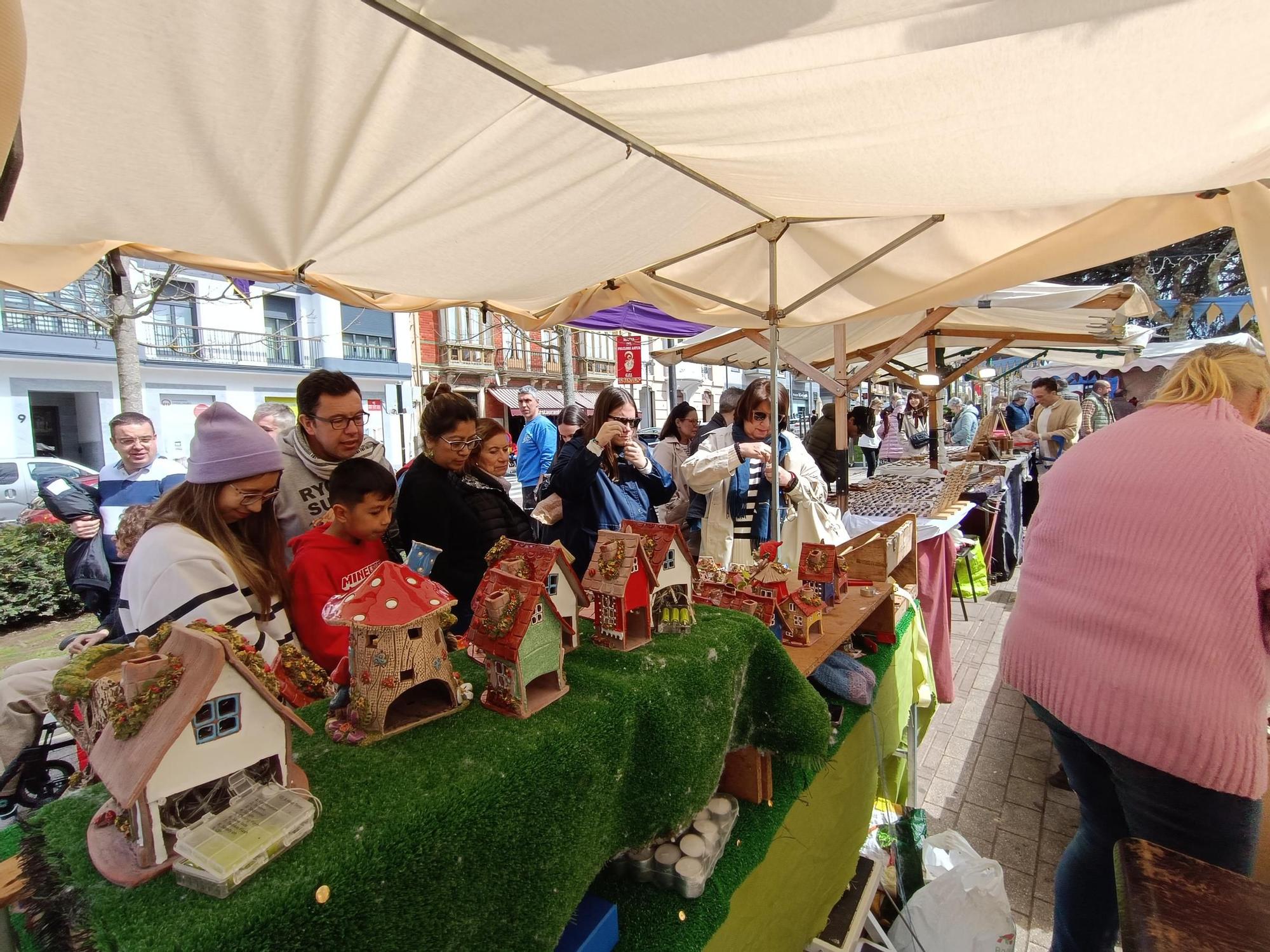 El Mercáu Polesu de Güevos Pintos, en imágenes