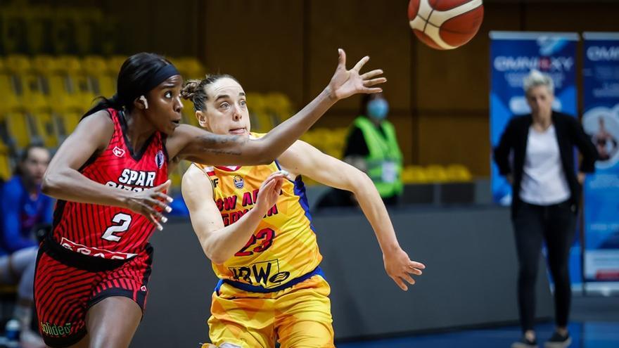 Binta Drammeh, durant un partit entre el Gdynia i l&#039;Spar Girona d&#039;Eurolliga.