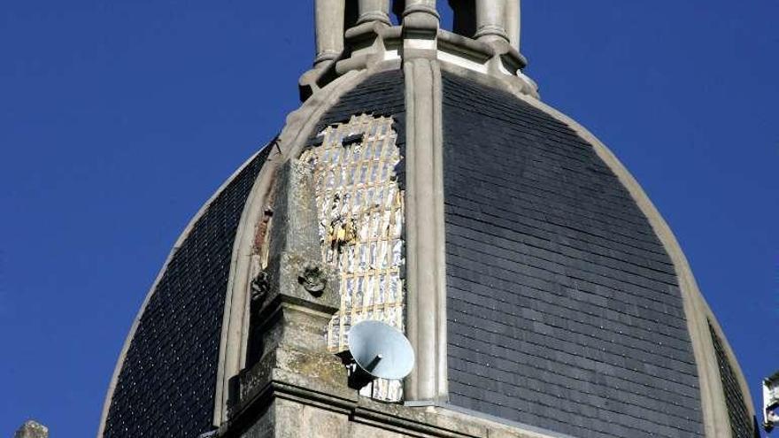 La cúpula del concello, tras el rayo caído en abril. // Bernabé/Víctor Espiño