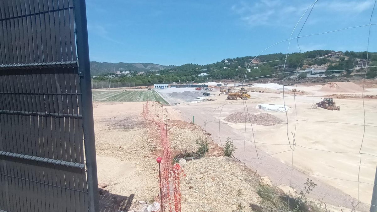 Llegan las porterías para la ciudad deportiva del Castellón y la valla ‘anti-mirones’