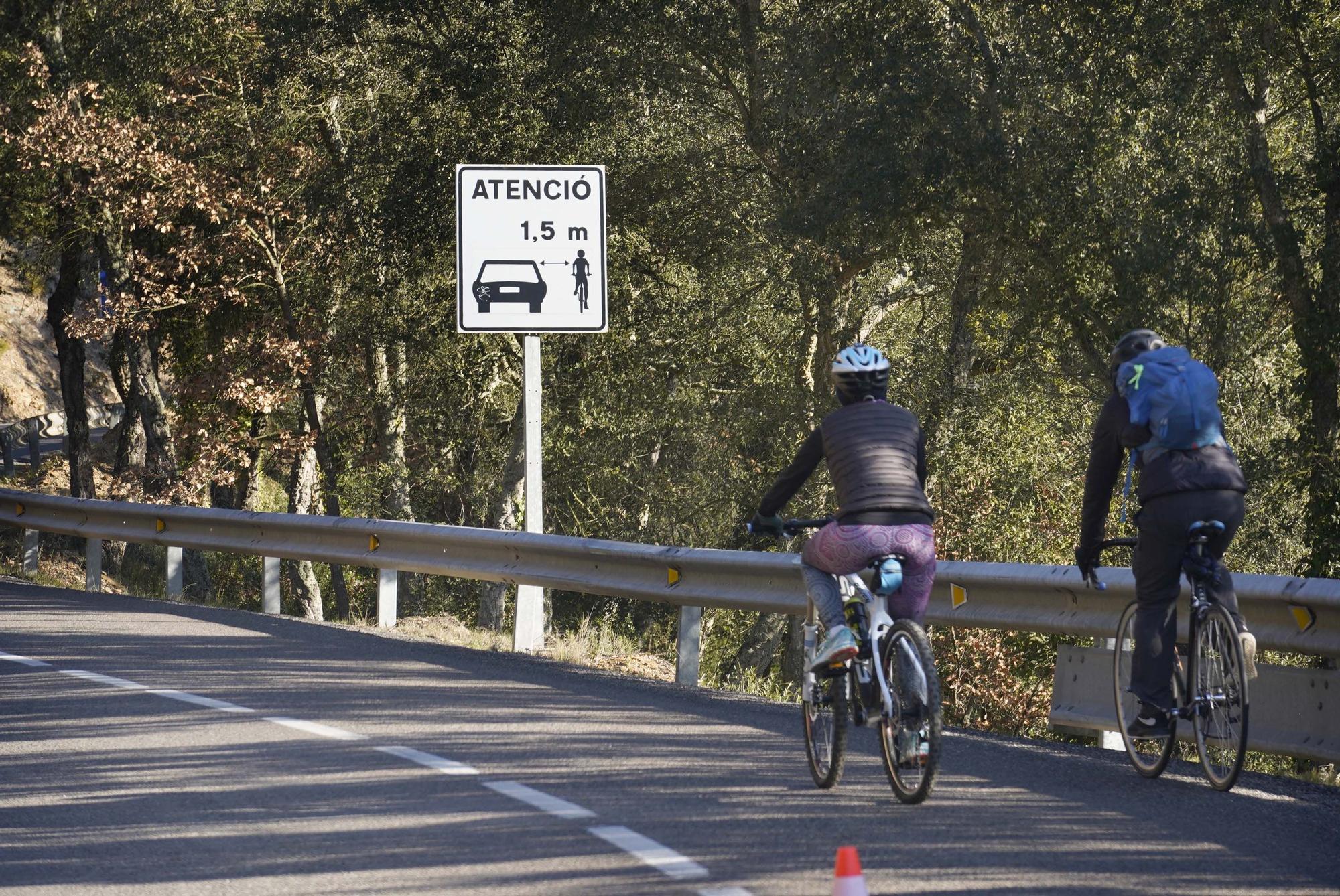 Els ciclistes tallen la carretera del Àngels