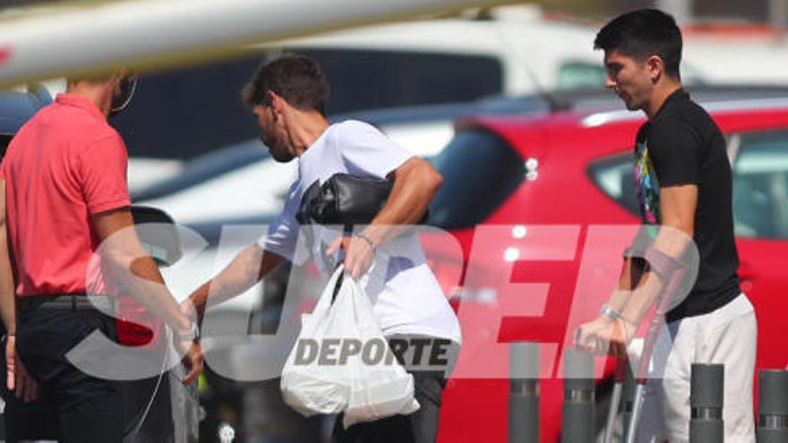 La imagen del día en Paterna: Carlos Soler con muletas. Foto: F. Calabuig