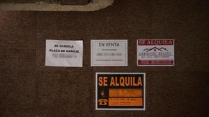 Archivo - Carteles de venta y alquiler de viviendas.