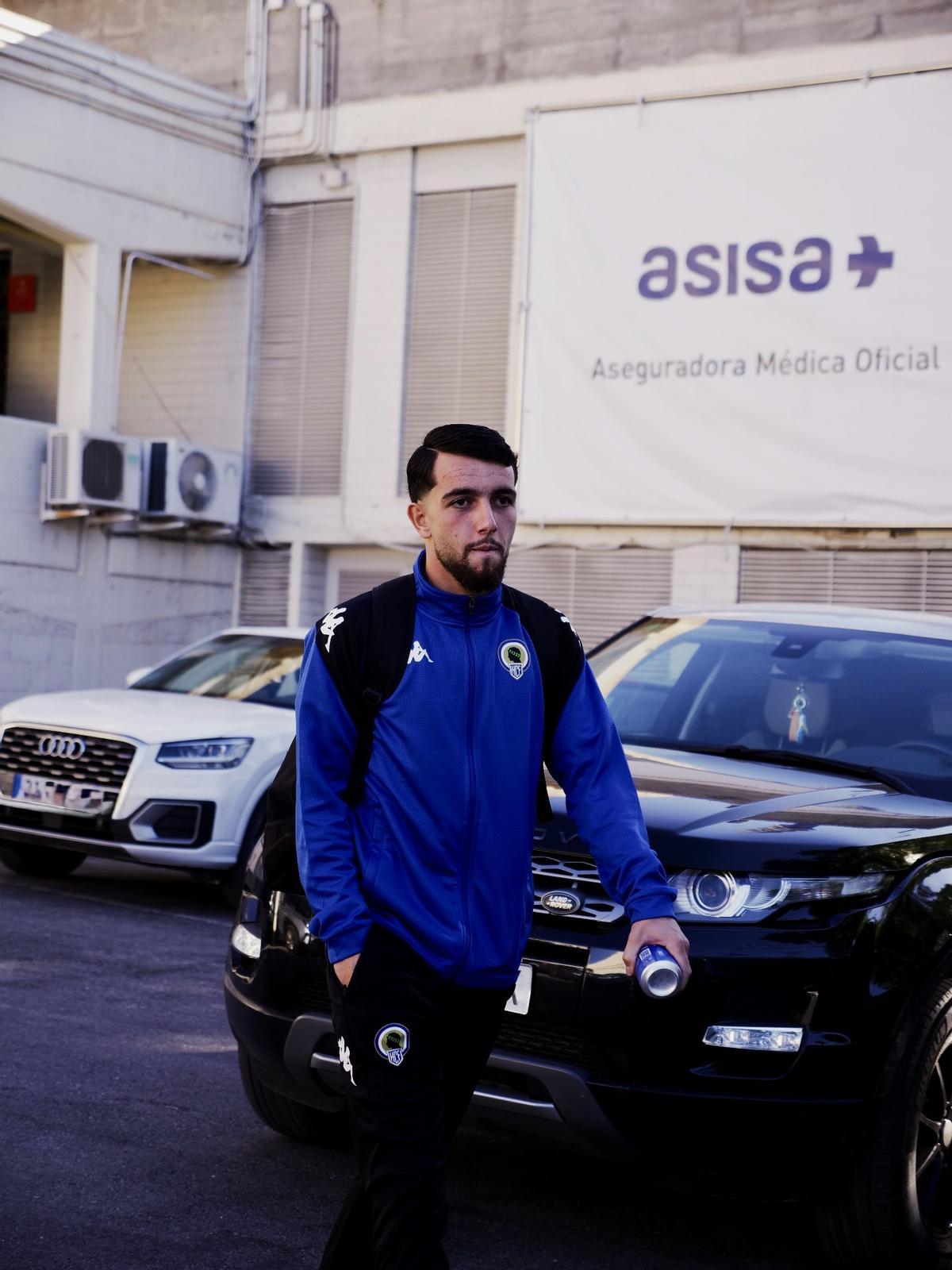 Mehdi Puch se dirige al autocar antes de un desplazamiento con el Hércules en liga.