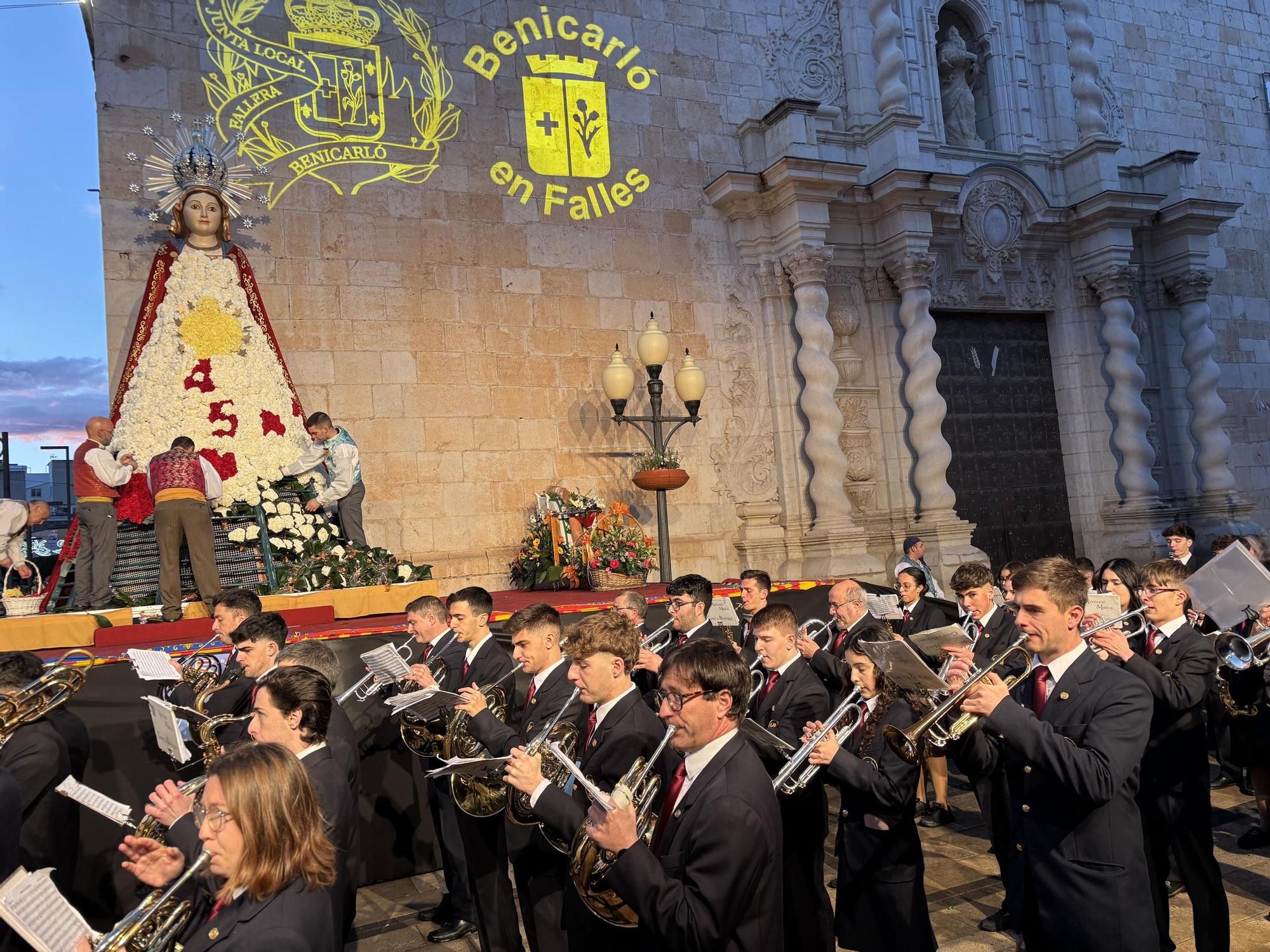 Las fotos de la ofrenda de flores en las Fallas de Benicarló