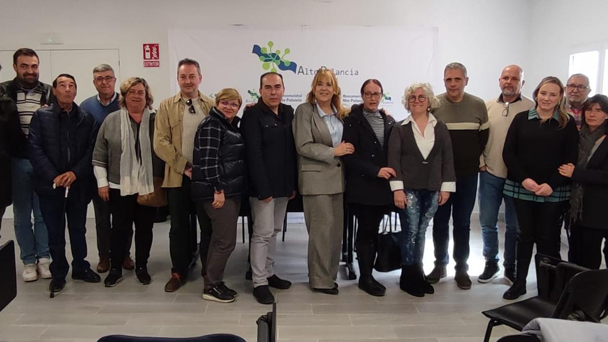 Jeanette Segarra, con los alcaldes que han participado en la reunión.