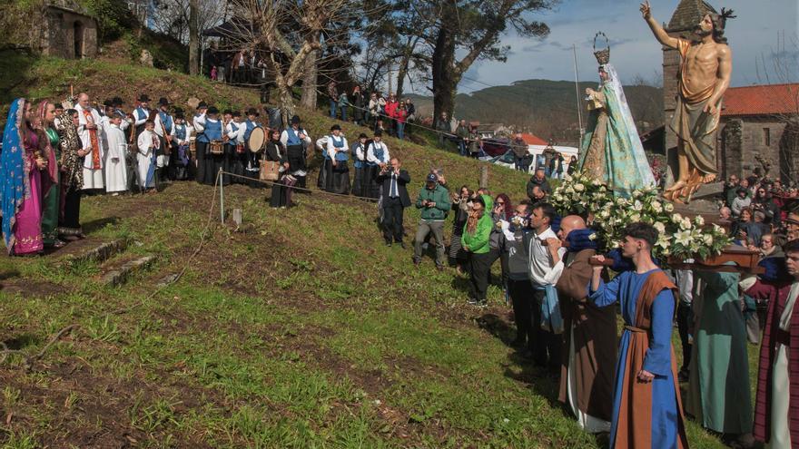 Fisterra obró el milagro de la Resurrección de Cristo ante la mirada de cientos de fieles