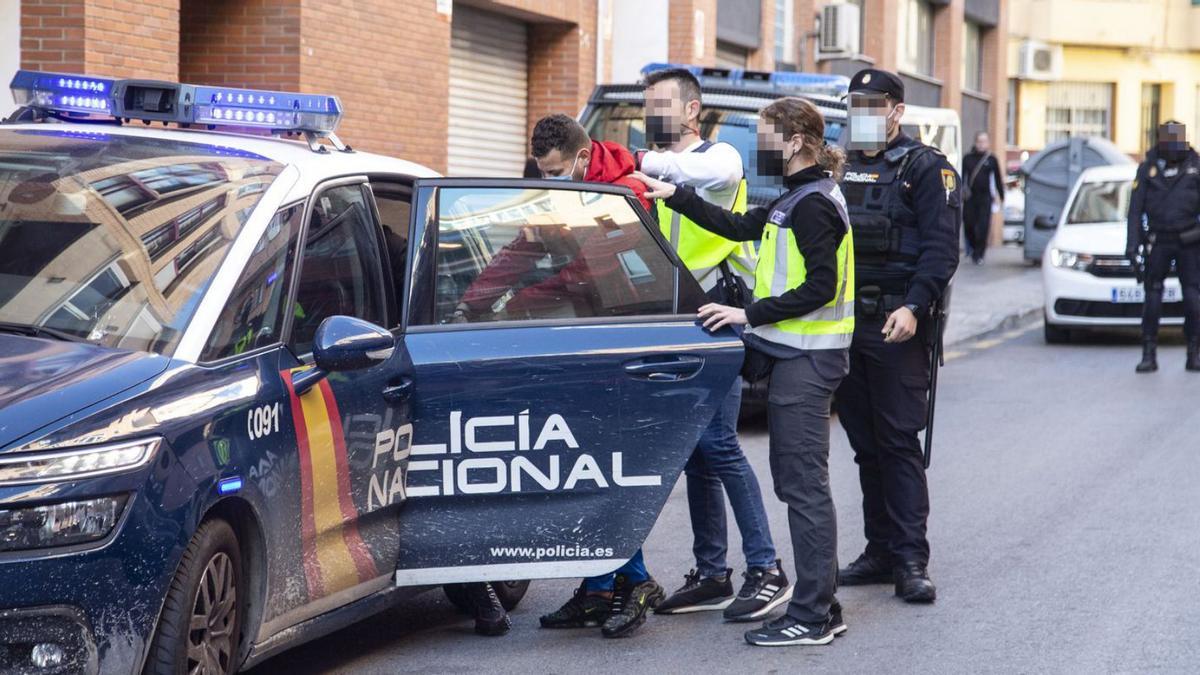 La Policía Nacional, con uno de los detenidos el pasado diciembre en Alicante. | ALEX DOMÍNGUEZ