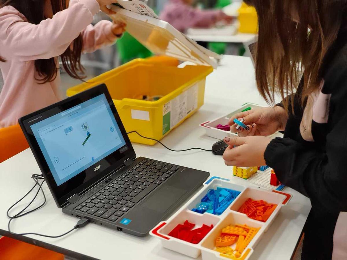 Alumnado del CEIP Oliveretes de Miramar, en una clase de Robótica