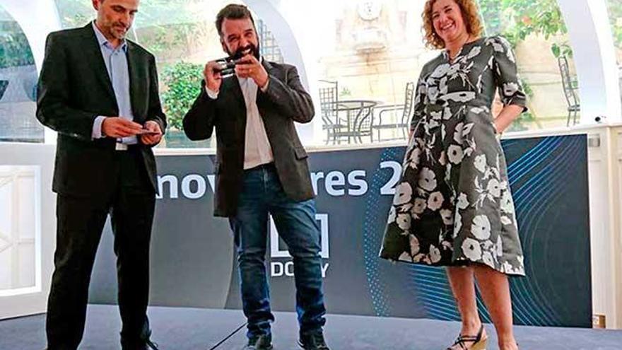 El responsable del Cyberdiario, David Arráez (centro), tras recoger el premio el pasado miércoles.