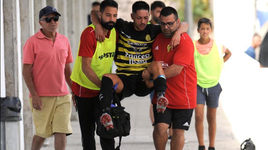 Yosimar es retirado del campo por lesión.