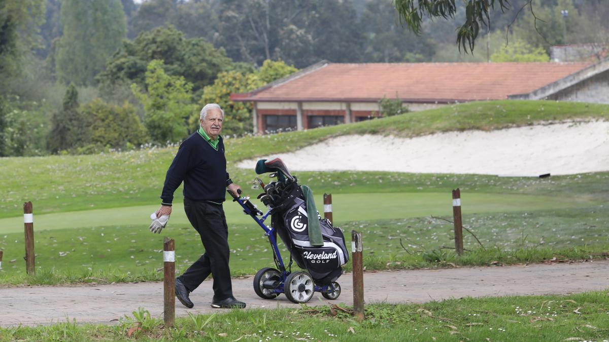 Un usuario en el campo de golf de La Llorea