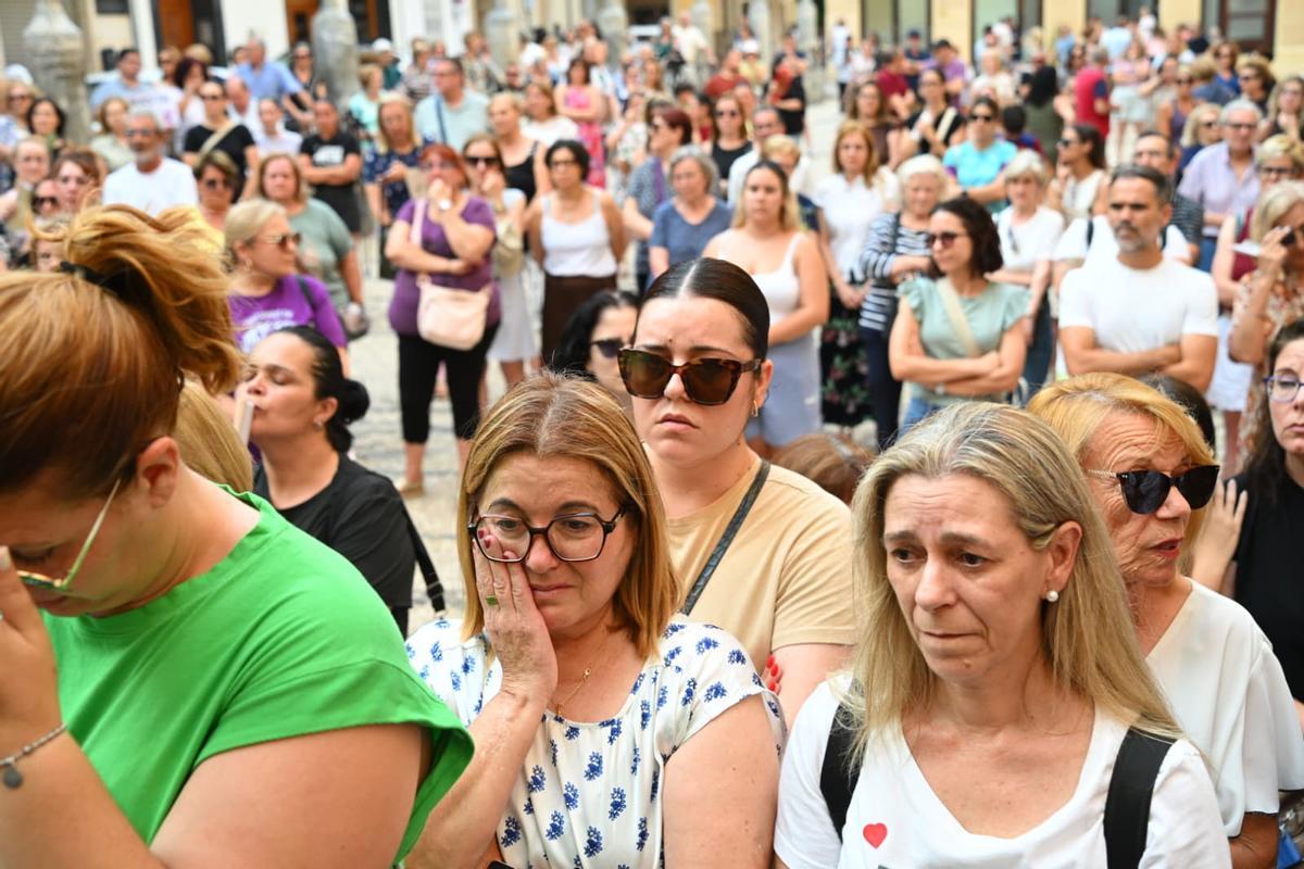 Minuto de silencio tras el crimen machista que ha acabado con la vida de Patricia en Callosa de Segura Minuto de silencio tras el crimen machista que ha acabado con la vida de Patricia en Callosa de Segura