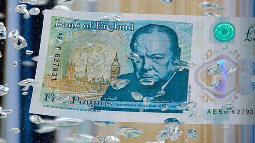 El billete de plástico de 5 libras, con Winston Churchill.