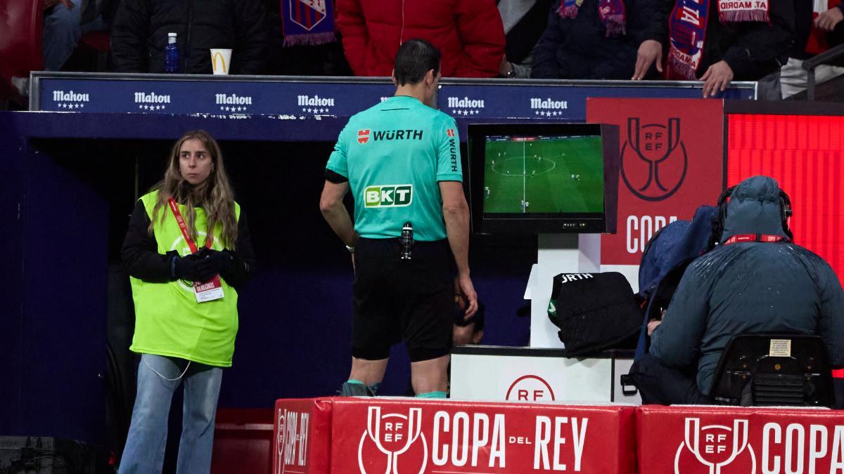 Martínez Munuera revisa una acción en el VAR durante el Atlético - Barça
