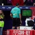 Martínez Munuera revisa una acción en el VAR durante el Atlético - Barça