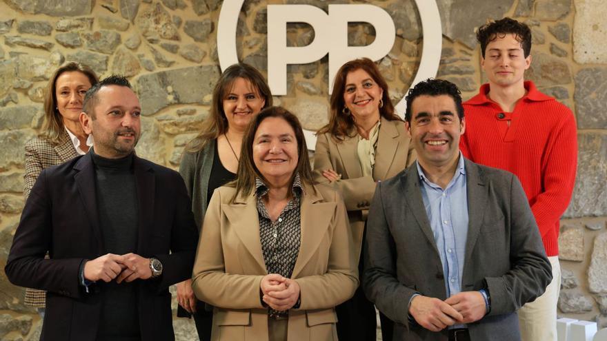 Ana Ortiz (c.) y Luis López (d.), junto a los miembros que forman la gestora del PP local.