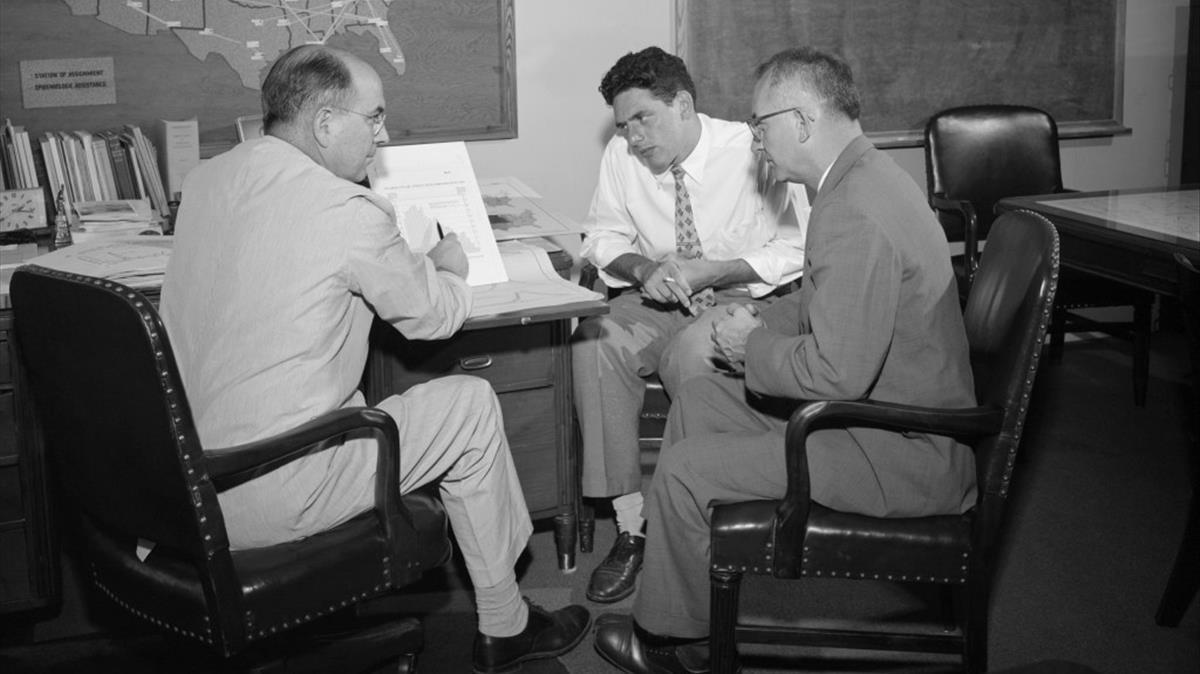 Alexander Langmuir preside una reunión en su despacho en 1955.