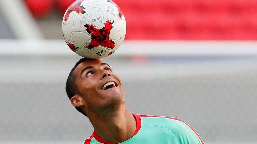 Cristiano Ronaldo, ayer en un entrenamiento con Portugal en el Kazan Arena. // Sergey Dolzhenko