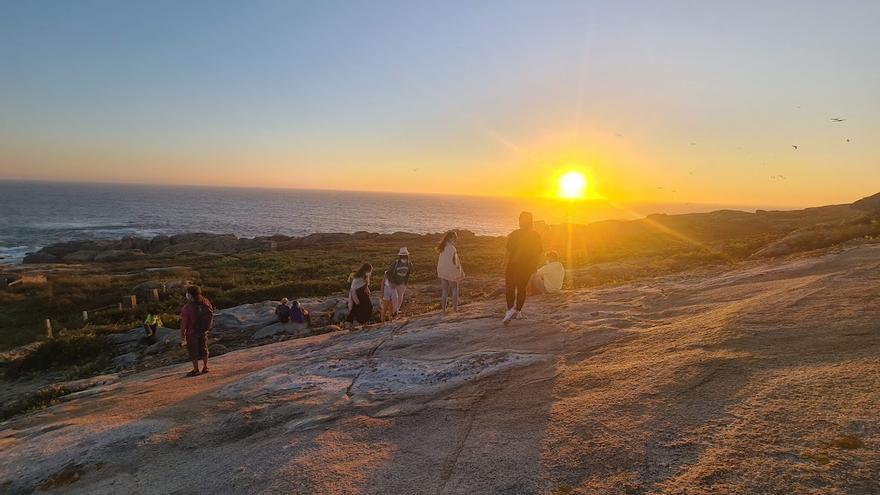 Los visitantes se colocaron sobre las rocas para observar la puesta de sol.