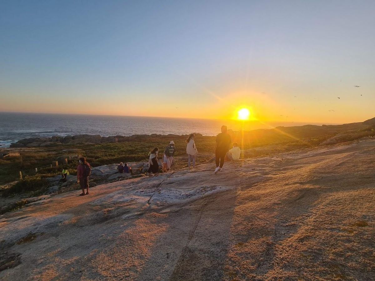 Los visitantes se colocaron sobre las rocas para observar la puesta de sol.