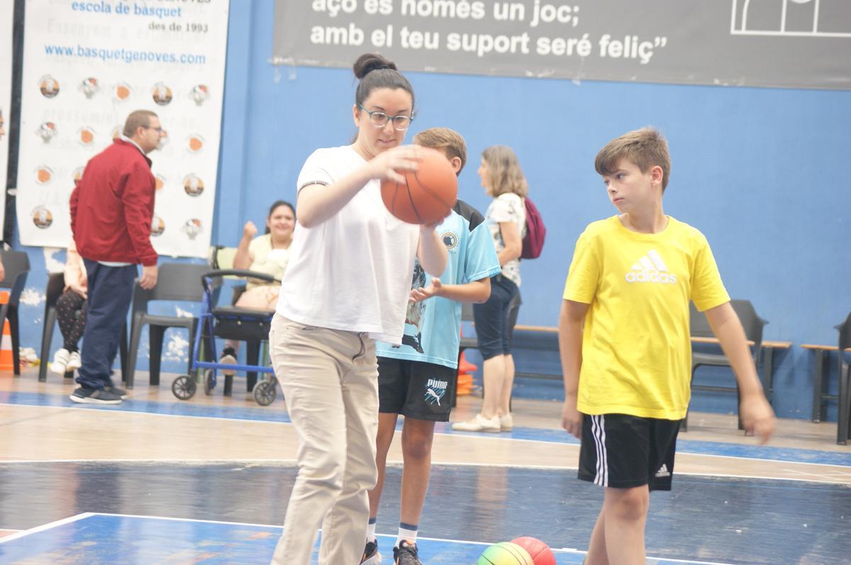 Una jugadora de baloncesto en una de las pruebas del Encontre.