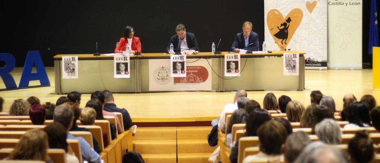 Luis García Montero, director del Instituto Cervantes, durante su conferencia en el salón de actos del Campus Viriato. | Alba Prieto