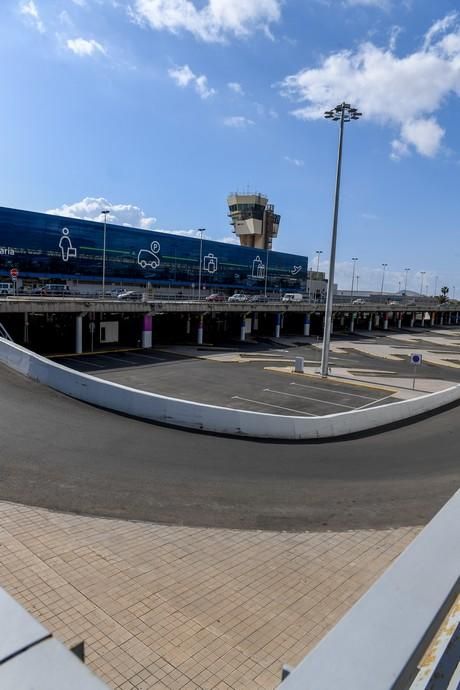 26-03-20  GRAN CANARIA. AEROPUERTO DE GRAN CANARIA. INGENIO TELDE. . Efecto del Covid-19 en el Aeropuerto de Gran Canaria, plataforma de aparcamiento de aviones vacía, últimos turistas y últimos en llegar.  Fotos: Juan Castro.