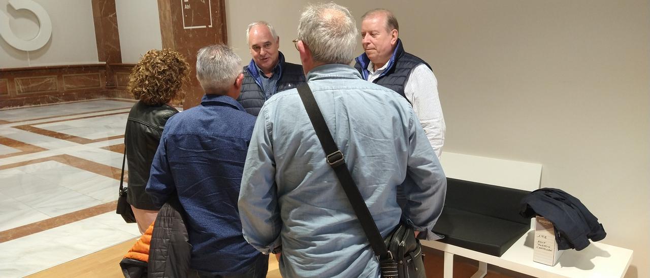 Un grupo de personas afectadas por las expropiaciones se informa de los pasos a seguir en el Menador de Castelló.