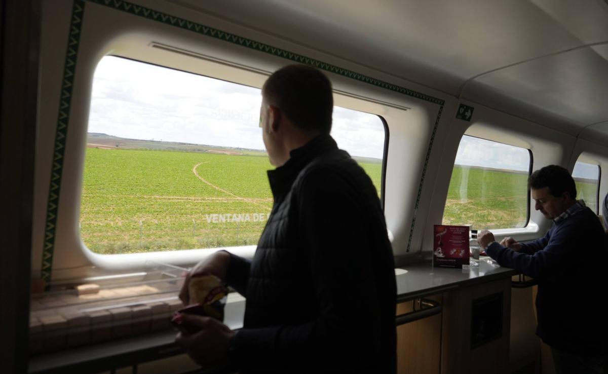 Viajeros en el coche cafetería del AVE mientras circula por la provincia. | JOSE LUIS FERNÁNDEZ