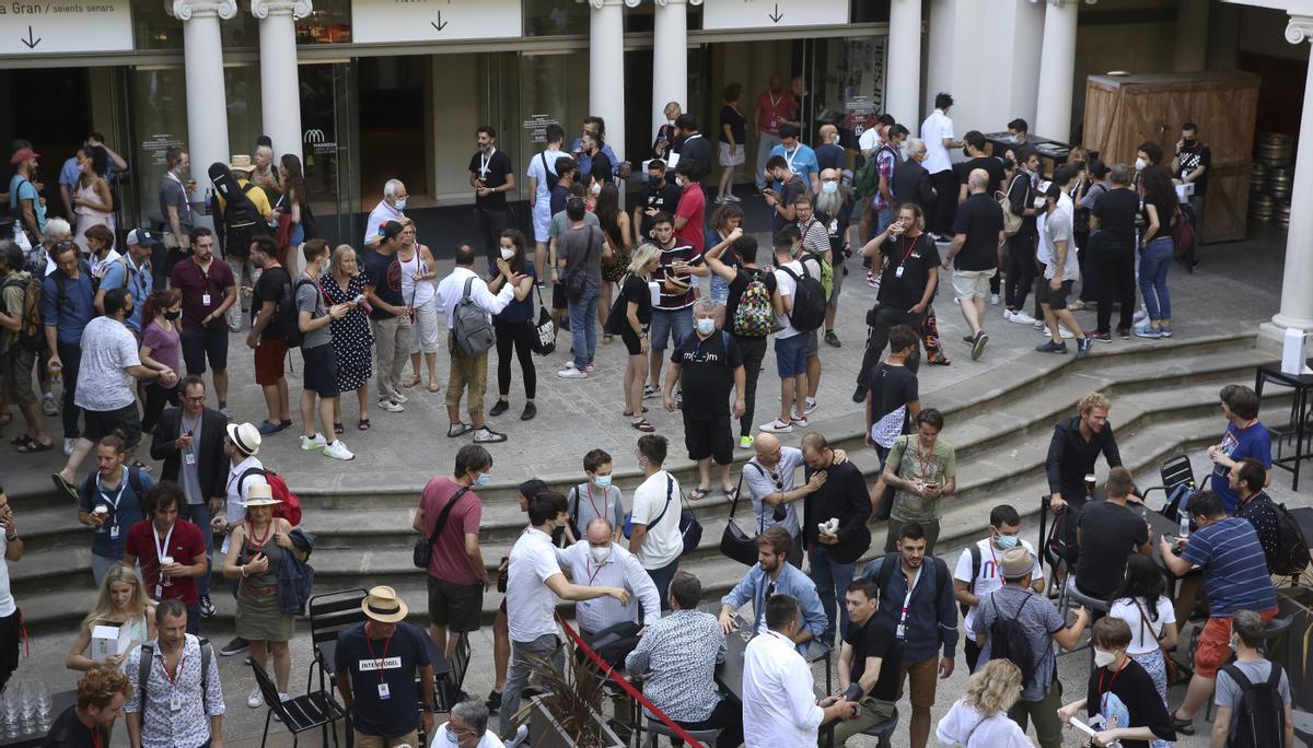 Ambiente en la terraza del Teatre Kursaal, durante uno de los descansos.