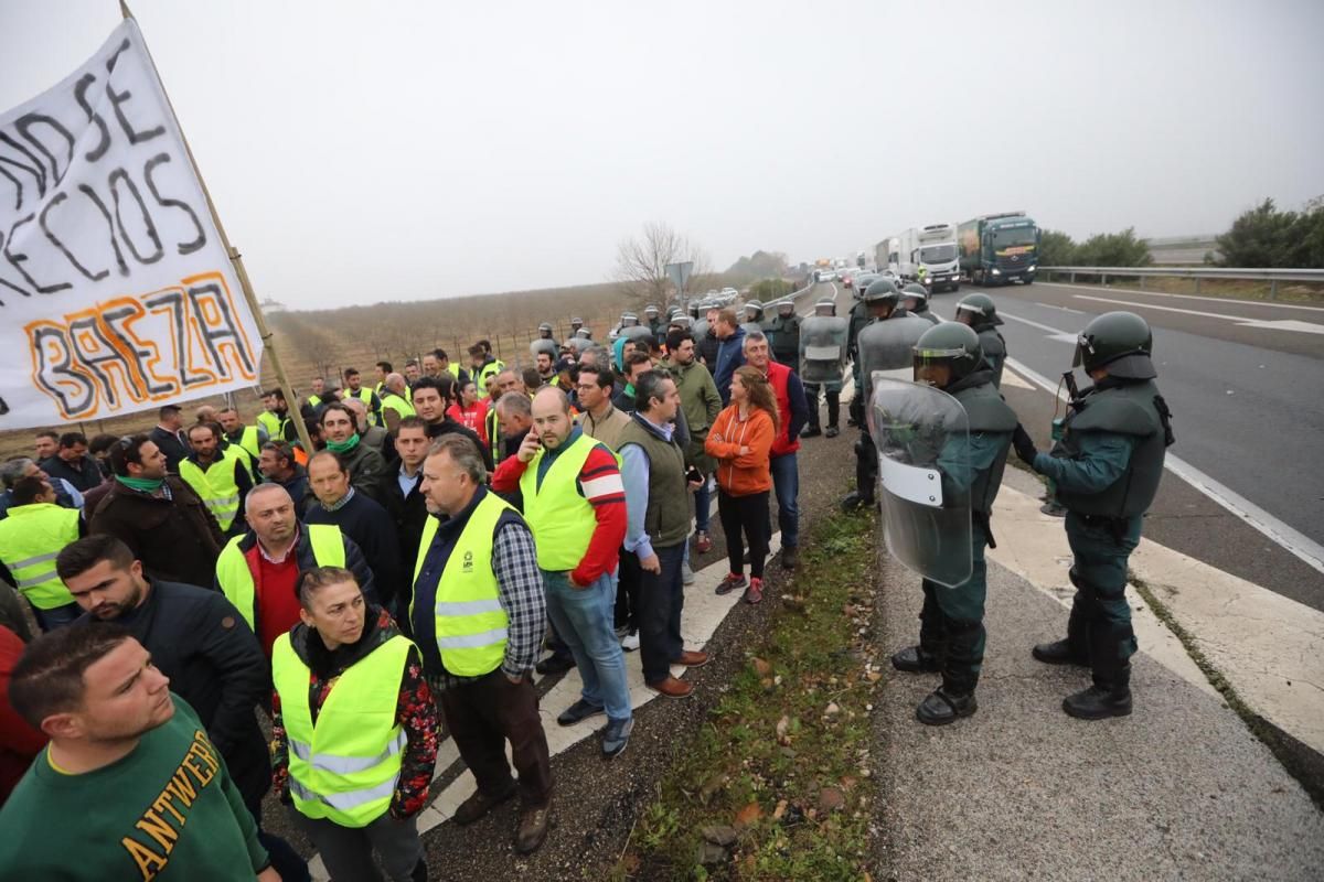 Agricultores cortan la autovía A-4 entre Montoro y Villa del Río