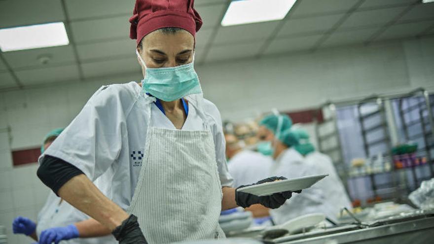 Personal de cocina del Hospital de La Candelarua en un servicio de comudas durante el etado de alarma.