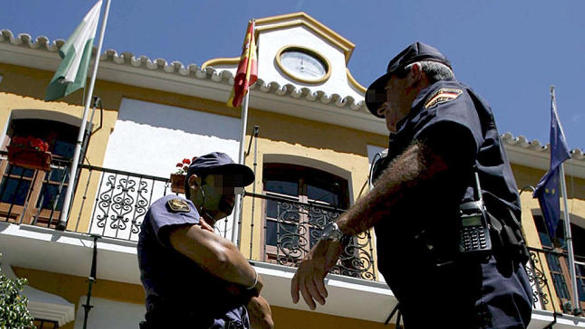 Agentes de policía junto al Ayuntamiento de Estepona.