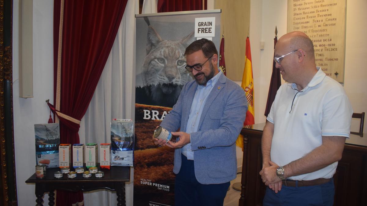 Diego José Mateos y Roberto Ortín se estrechanla mano tras firmar la renovación del convenio para la donación de pienso en seco.