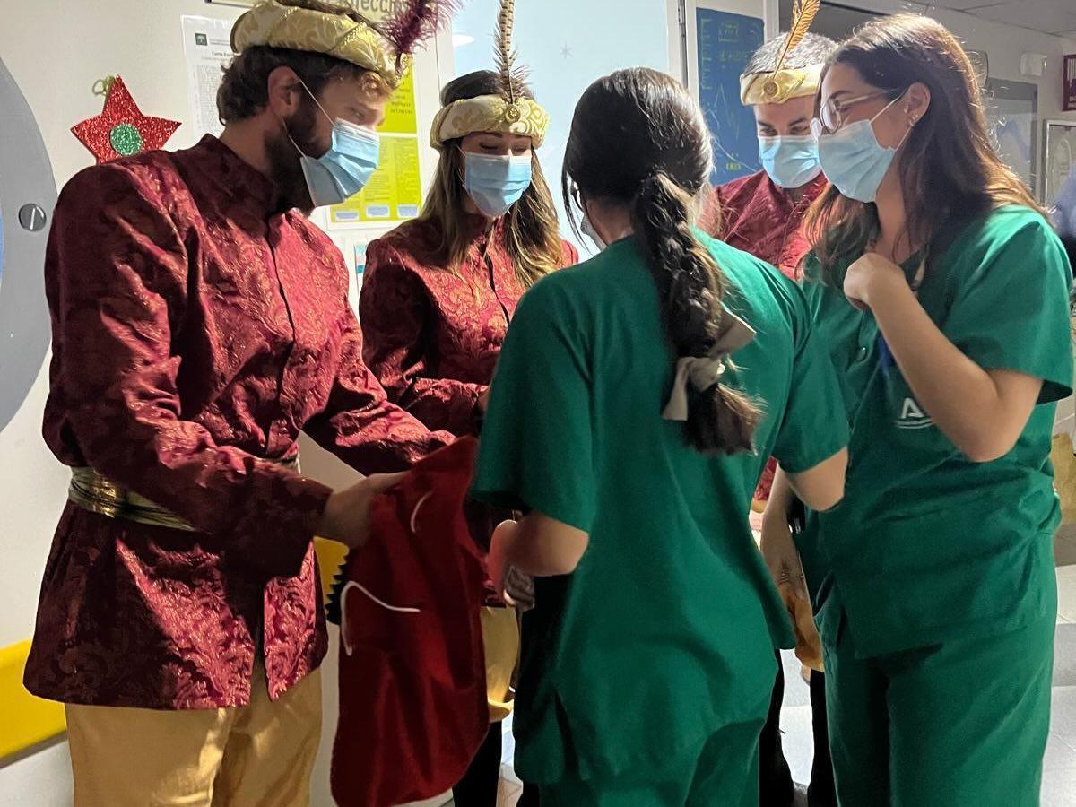 Visita del Cartero Real de Córdoba a los niños ingresados en el hospital Reina Sofía.