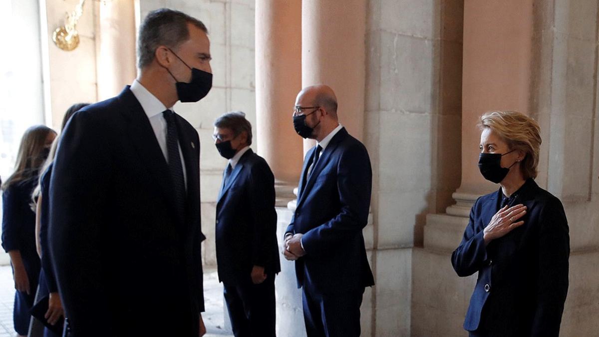 Felipe VI conversa con la presidenta de la Comisión Europea, Ursula von der Leyen, en presencia del presidente del Consejo Europeo, Charles Michel, durante el homenaje de Estado a las víctimas de coronavirus, este jueves 16 de julio